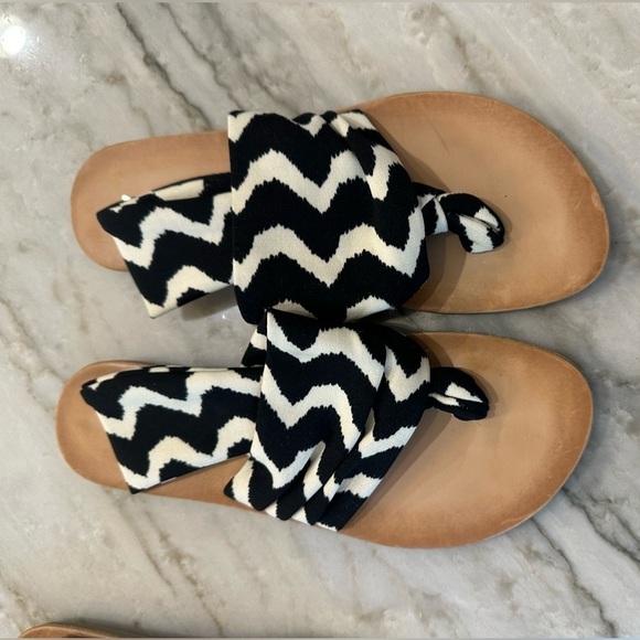Dirty Laundry BeeBop ZigZag Natural Thong Stretch Sandals Black & White size 6 - Picture 2 of 4